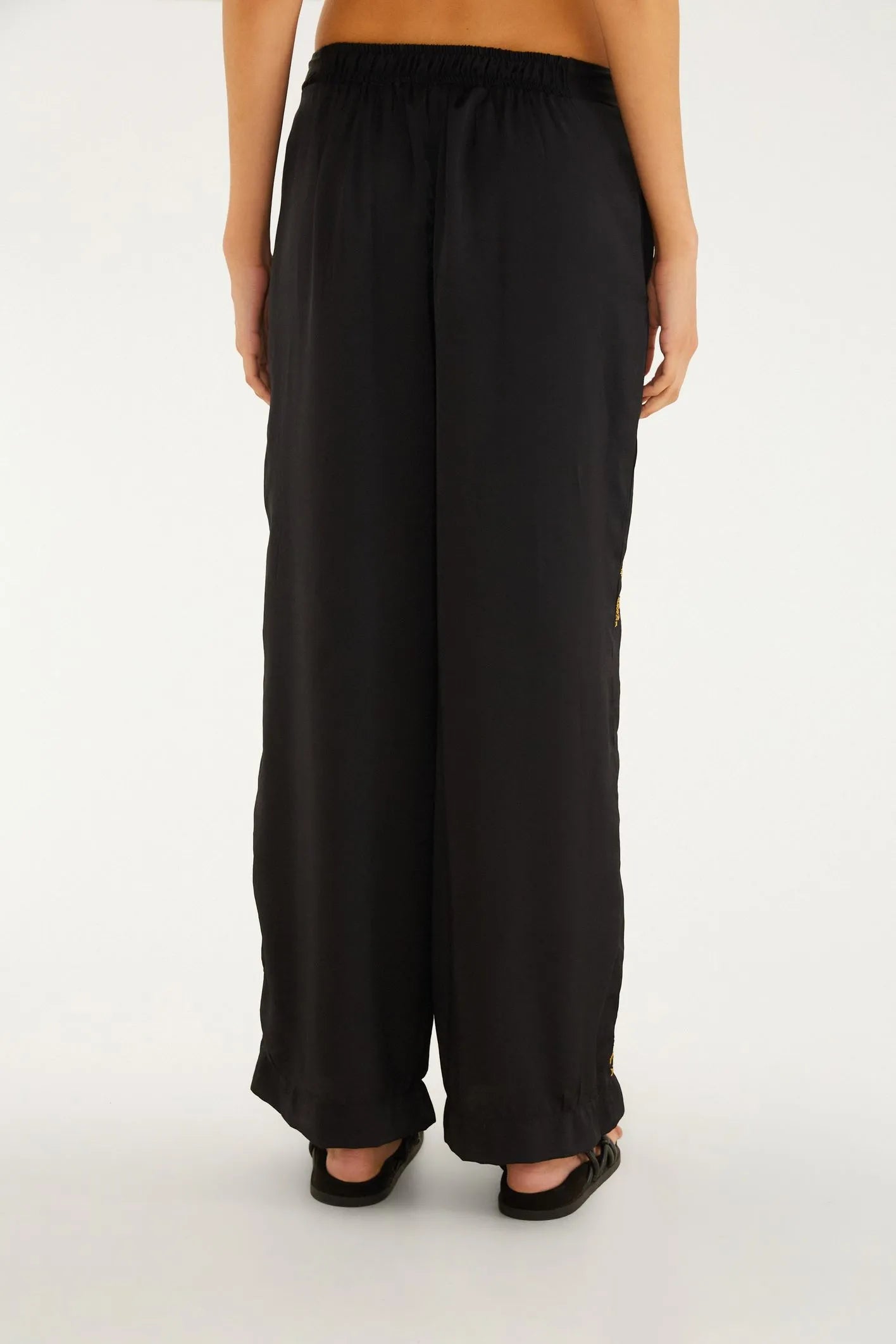 Calça Bordada Colecionáveis
