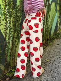 Calça sarja tomatinhos