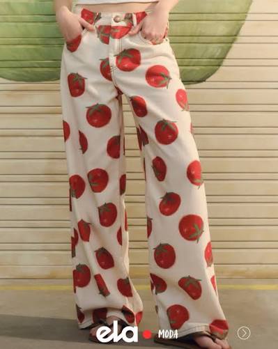 Calça sarja tomatinhos